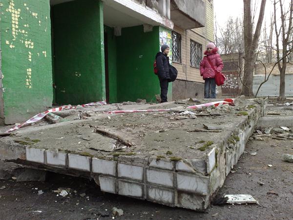 В Донецке укрепят подъездные козырьки 300 многоэтажек. Фото: kp.ua