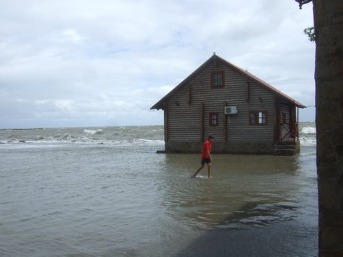 Новость - События - Фотофакт: В Мариуполе бушующее море затопило дома