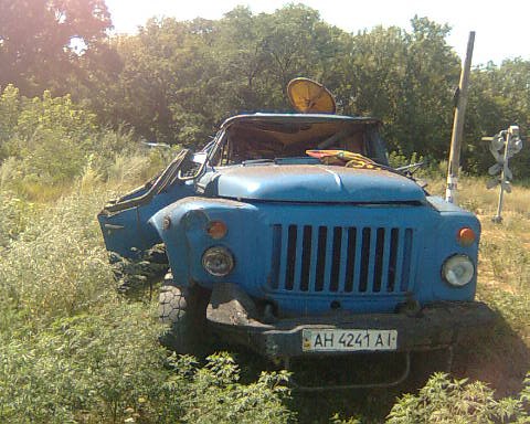 Электропоезд сбил молоковоз.  Фото: http://www.62.ua