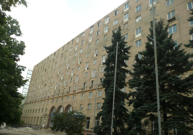 В Донецке продолжают ремонтировать гостиницу «Украина». Фото: Влад Беспалов