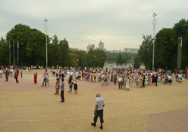Люди пришли праздновать День независимости. Фото: Влад Беспалов 