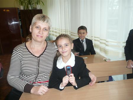 Саша со своей классной учительницой. Фото: Влад Беспалов