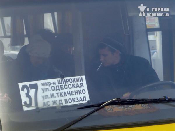 В ГАИ за курение в автобусе предусмотрены куда более солидные штрафы. Фото: Влад Беспалов
