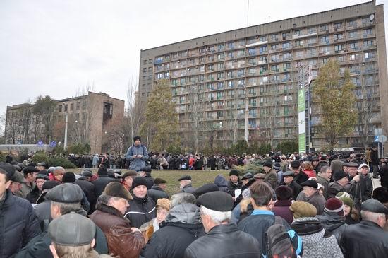 8 ноября донецкие чернобыльцы бунтовали около стен прокуратуры Донецкой области. Под зданием собралось около 1000 человек. Фото: donetsk.comments.ua