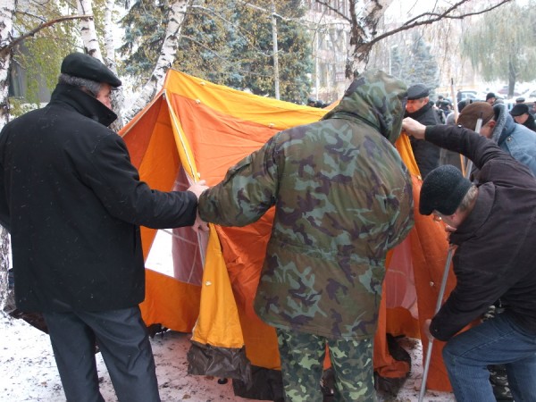 Перед зданием ПФ чернобыльцы уже ставят первые палатки и подвозят теплые вещи. Фото: http://www.62.ua