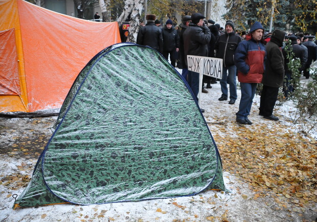 Новость - События - Фоторепортаж: В Донецке чернобыльцы установили хлипкие палатки и обмотали головы бумагой