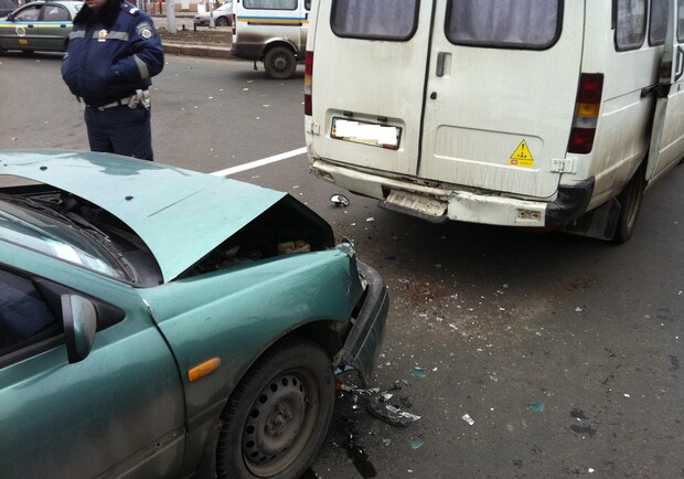 В Калининском районе Донецка возле автомагазина случилась авария. Фото: ГАИ Донецка