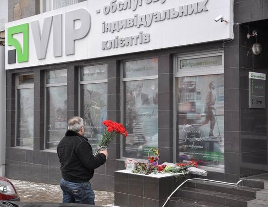 Сегодня, 30 декабря, родные и близкие в память о погибших приносят цветы к банку. Фото: http://ostro.org