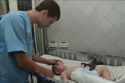 Малышей находят под окнами многоэтажек и отправляют в больницу. Фото: makrab.com.ua
