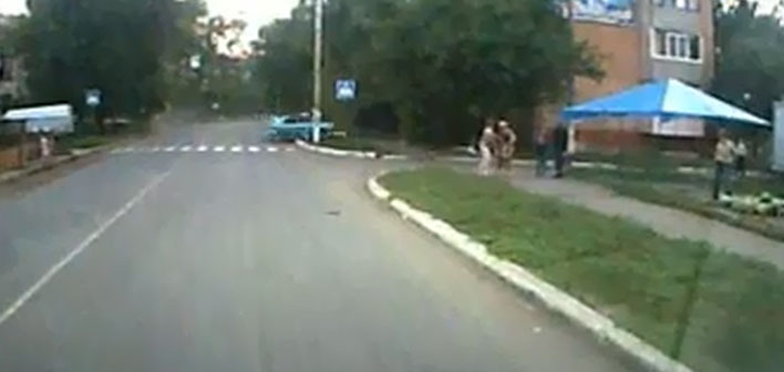 Шокирующее видео: "Ланос" прыгнул на тротуар и чуть не убил людей