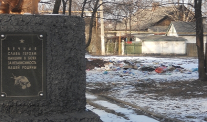 В Кировском районе Донецка выросла громадная свалка рядом с памятником павшим во время Великой отечественной войны. Фотo: blagodn.ua 