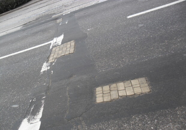 Еще не закончились зимние холода, а донецкие дорожники уже вовсю латают ямы на городских магистралях. Фото: Влад Беспалов 