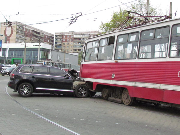 Новость - События - ДТП: старенький трамвай подмял под себя крутой джип хозяина автосалона