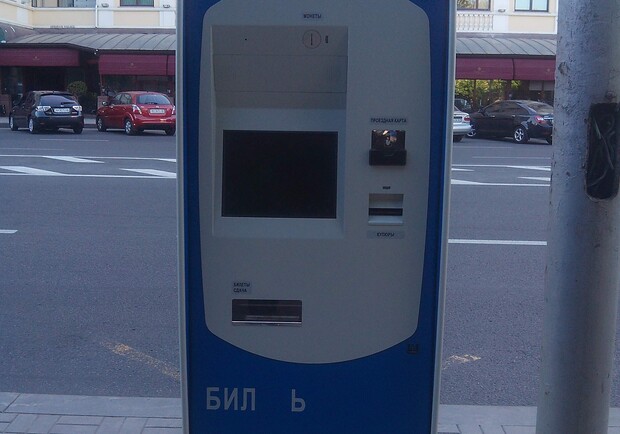 "Буквы стерты, краски тусклы" - неработающий автомат по продаже билетов на "двойку". Фото: Валентин Царь