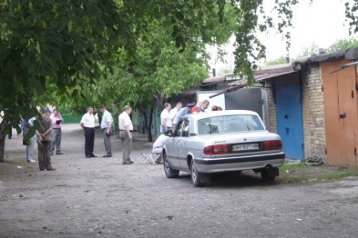 Сегодня в Красноармейске, в одном из гаражей гаражного кооператива, нашли три трупа. Фото: 62.ua