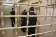 Заключенный звонил из колонии по мобильнику и выманивал у людей деньги. Фото: segodnya.ua