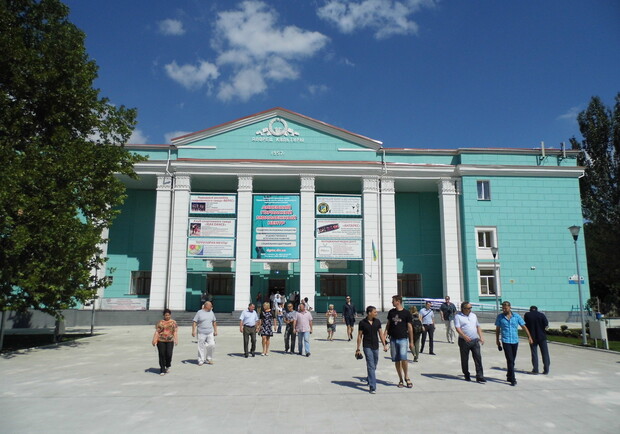 Бывший дворец Октябрьской революции теперь называется городской молодежный центр. Фото: Влад Беспалов