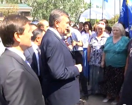 Янукович общается с жителями города. Фото: принт-скрин видео