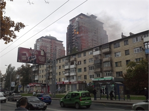 Огонь в считанные минуты «сьел» фасад здания. Фото: Павел КОЛЕСНИК