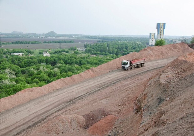 В Донецке из горелого террикона строят объездную. Фото: altcom.ua
