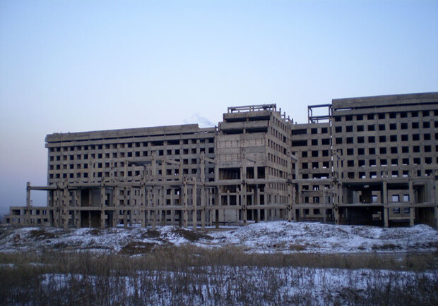 Новость - Транспорт и инфраструктура - Гигантскую недостроенную больницу на Мирном снесут – там будет очередной ТРЦ