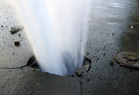 По морозу находиться непосредственно у хлещущей водой трубы действительно сложно. Фото с сайта tengrinews.kz