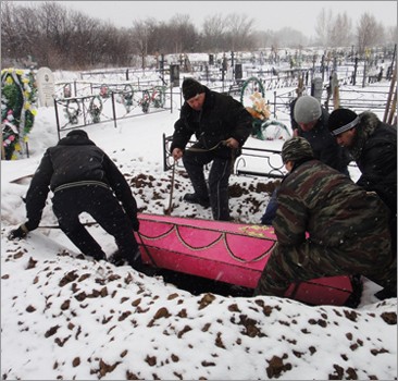 Местная власть оказывает помощь родным погибших в организации похорон. Фото с сайта mignews.com.ua