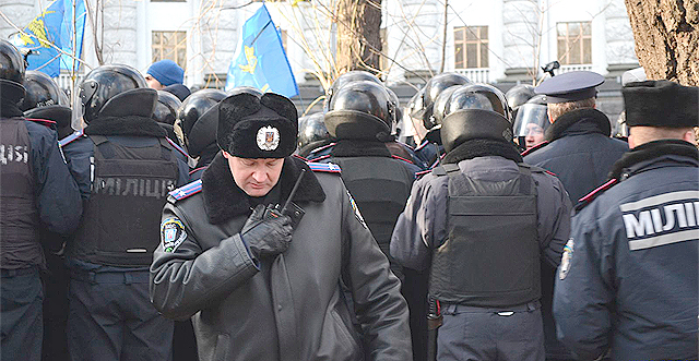 Сразу после “кровавого” митинга по факту служебной халатности открыто уголовное производство. Фото с сайта <a href="http://ru.tsn.ua/politika/popov-zapreschaet-mitingi-na-zakaz-milicii.html">ru.tsn.ua</a>.