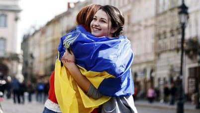 Україна – це ми, а ми – єдині. 
(на фото львів’янка Вікторія Долайчук-координатор та Яна Тераніс – учасник акції)
