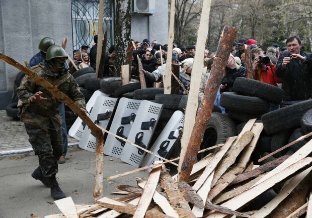 Уехать из неспокойного Славянска в Донецк не представляется возможным. Фото агентства Reuters 