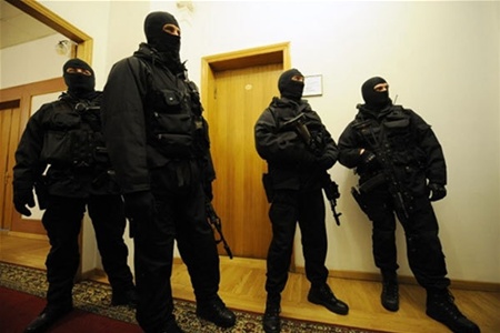 Сепаратистов заставили бежать "черные человечки". Фото с сайта 7ya-media.com