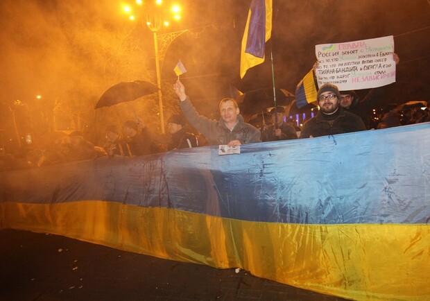 Проукраинские сторонники на митинге за единую Украину 13 марта. Фото Константина Буновского.