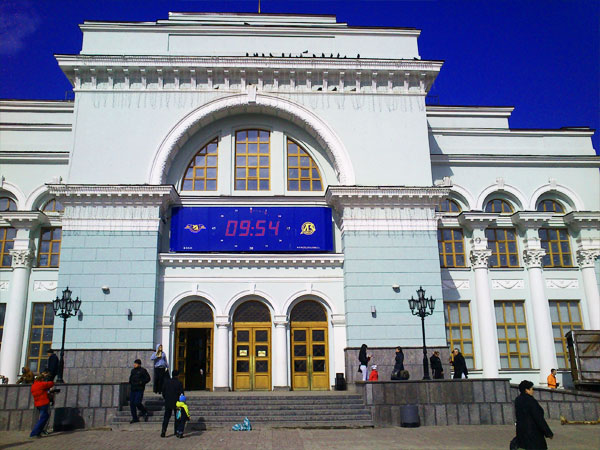 Пока железнодорожный вокзал работает в особом режиме. Фото с сайта detecddonetsk.com.ua