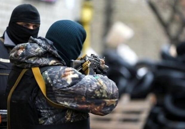 Люди с оружием захватили склады химзавода. Фото с сайта kp.ua