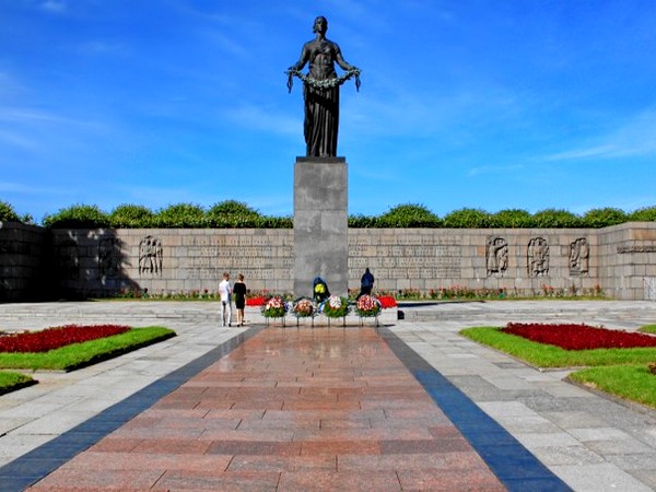 Памятная доска установлена на Пискаревском мемориальном кладбище. Фото с сайта www.101hotels.ru