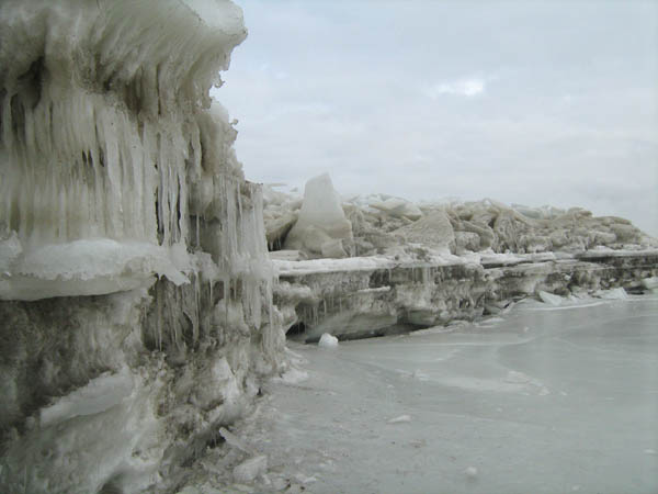 Лед порой достигал в высоту десятка метров. Фото: www.mariupol-express.com.ua