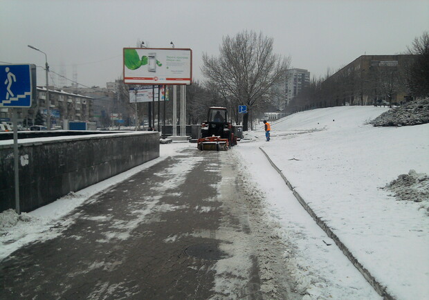 Новость - События - Дончане разгребают снег: кто с метлой, кто с лопатой, а кто и на тракторе 