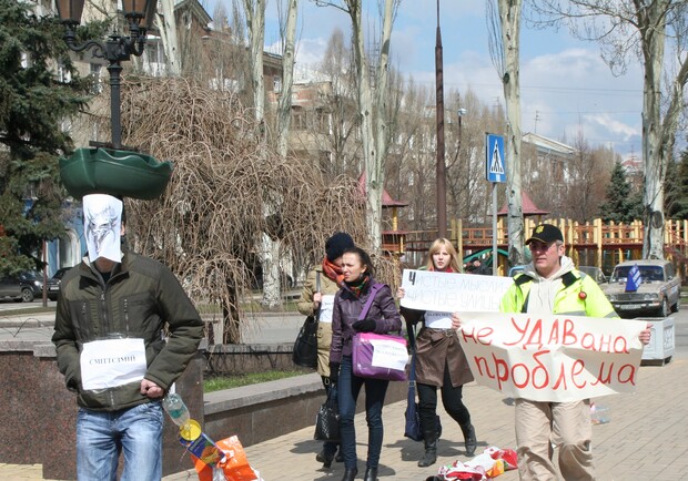 Сегодня в Донецке прошла театрализованная акция с шествием «Мусорозмей атакует! Одолей его!». Фото: novosti.dn.ua
