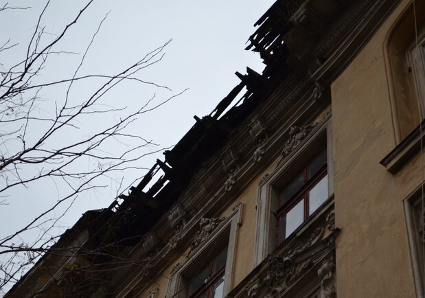 Очередное разрушение: в центре Одессы обвалился карниз старинного здания. Фото: Суспільне Одеса