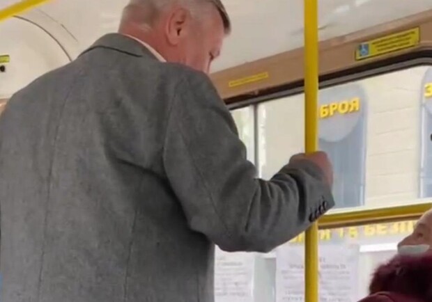 В одесском трамвае мужчина набросился с угрозами на бабушку