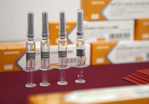 Что известно о китайской вакцине CoronaVac, которой собираются прививать украинцев. Фото: zn.ua