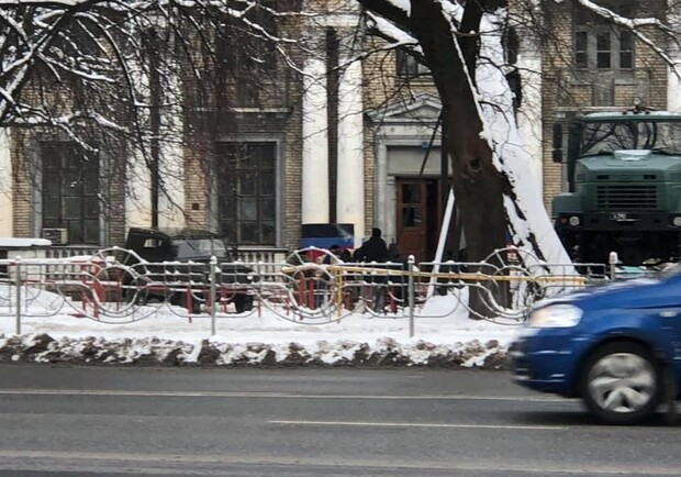 В Соломенском районе возле дома культуры вывесили два флага ДНР - фото: Facebook