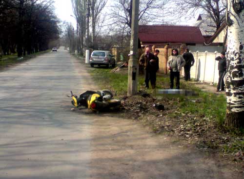 28-летний водитель мопеда не справился с управлением и опрокинулся. Фото: пресс-служба ГАИ Донецкой области