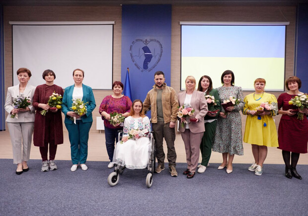 Зеленський нагородив медсестер, які рятували людей під час бойових дій. 