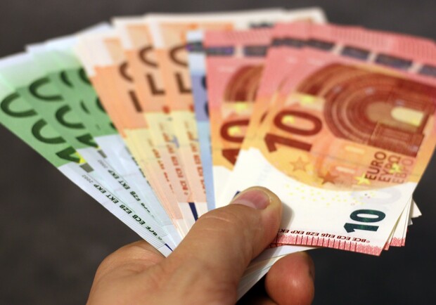 Курс валют в Україні 11 серпня 2022 року: скільки коштує долар і євро. 
