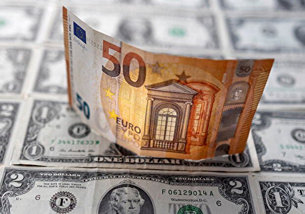 Курс валют в Україні 15 березня 2023 року: скільки коштує долар і євро. 