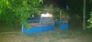 В Одесской области мужчина набросился с ножницами и вилкой на женщину с ребенком: пострадавшие в больнице