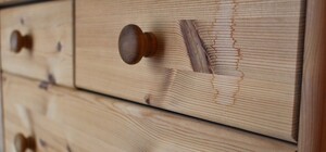 В Черноморске нашли труп женщины в комоде: он был на мусорке