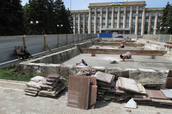 Новость - События - Фотофакт: В Донецке начали ремонтировать фонтан около мэрии
