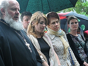 Первая леди Украины с внучками Сергея Прокофьева (слева от нее - Беатрис, справа - Корделия) отстояла панихиду. Фото: http://kp.ua